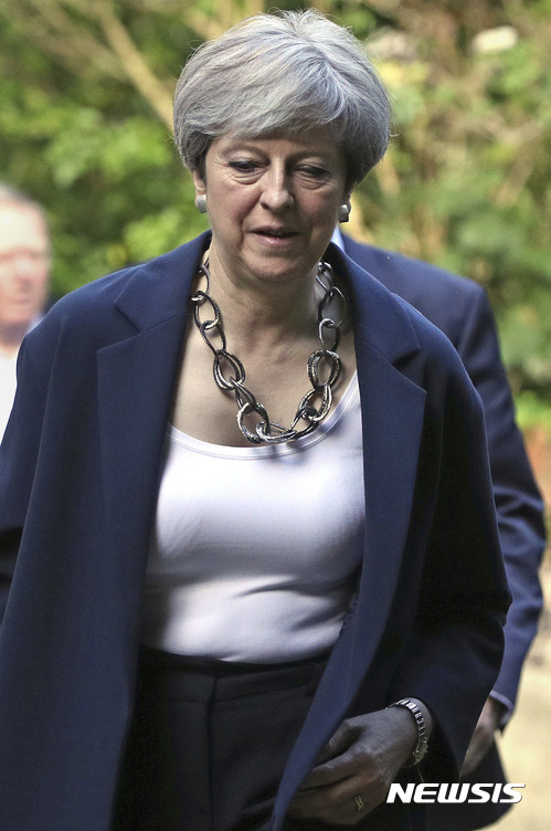 英 메이 총리, 총선패배 후 개각 단행