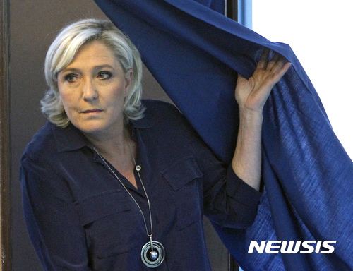 【에넹 보몽=AP/뉴시스】프랑스의 극우 국민전선의 마린 르펜 당수가 6월11일 총선 투표에 나서 북부 선거구에서 기표한 뒤 나오고 있다. 국민전선은 이제까지 한 명도 중앙 의회에 진출시키지 못했으나 유럽의회 의원에 그친 르펜 당수 등 수십 명이 이번에 입성할 것으로 전망되고 있다. 2017. 6. 11.