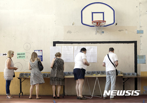【마르세유=AP/뉴시스】11일(현지시간) 프랑스 마르세유의 한 투표소에서 주민들이 투표를 하기 위해 투표용지를 준비하고 있다. 프랑스 총선 1차투표가 11일 오전 8시(현지시간) 시작된 가운데 투표율을 저조한 것으로 확인됐다. 2017.06.12 