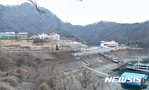 【충주=뉴시스】강신욱 기자 = 충북 충주시가 대규모 관광기반시설을 유치하고자 일반 기업뿐만 아니라 관광사업자에게도 보조금을 지원하는 관련 조례 개정에 나섰다.사진은 충주호의 충주나루휴게소와 IBK기업은행 충주연수원. 2017.06.12. <a href="mailto:ksw64@newsis.com">ksw64@newsis.com</a>