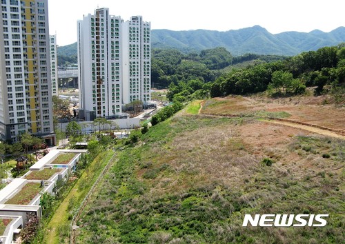 【시흥=뉴시스】이종일 기자 = 경기 시흥시 목감지구 포레하임 아파트 주민들이 인근 산 아래 경사진 토지 때문에 산사태 등의 재해가 우려된다며 시에 대책 마련을 요구하고 있다.사진은 12일 포레하임 904동 아파트 옥상에서 촬영한 경사진 토지 모습이다. 2017.06.12.lji22356@newsis.com