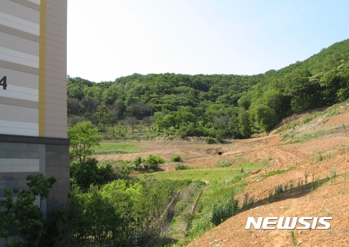 【시흥=뉴시스】이종일 기자 = 경기 시흥시 목감지구 포레하임 아파트 주민들이 인근 산 아래 경사진 토지 때문에 산사태 등의 재해가 우려된다며 시에 대책 마련을 요구하고 있다. 사진은 12일 포레하임 아파트 904동 옆에서 촬영한 경사진 토지 모습이다. 2017.06.12. lji22356@newsis.com 