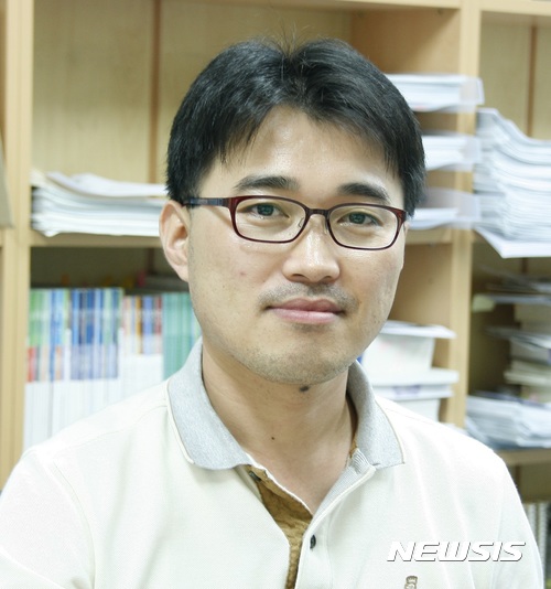 【대구=뉴시스】정창오 기자 = 경북대는 이 대학 박현웅 교수(공과대학 에너지공학부)팀이 저가 금속인 구리와 알루미늄을 이용해 수소 연료를 초저가·고효율로 생산할 수 있는 광촉매를 개발했다고 12일 밝혔다. 2017.06.12.(사진=경북대 제공) jco@newsis.com