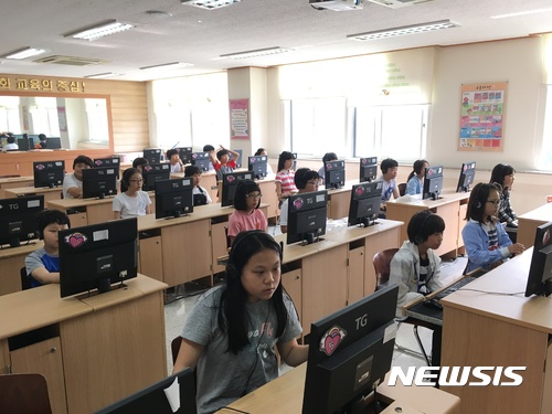 【안동=뉴시스】류상현 기자 = 데스크탑 PC로 사이버 학습을 하고 있는 초등학생들. 경북교육청은 올해 상반기 6878대의 데스크탑 PC를 학교에 보급했다. 2018.05.04 (사진=뉴시스 DB) photo@newsis.com