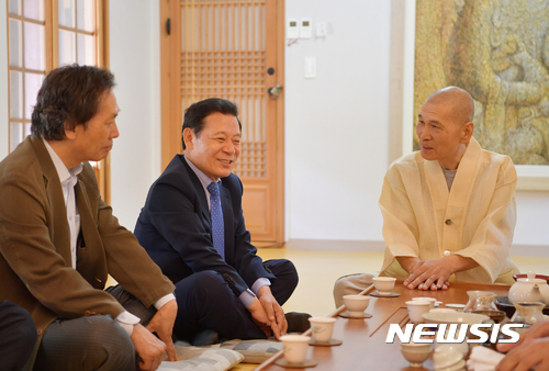 【광주=뉴시스】송창헌 기자 =윤장현 광주시장이 12일 오전 전남 장성 백양사에서 최근 민주화운동기념사업회 이사장으로 취임한 백양사 방장 지선 스님을 만나 5·18 등 상호 관심사를 논의하고 있다. 왼쪽부터 김상윤 윤상원열사기념사업회 이사장, 윤장현 광주시장, 지선 스님. (사진=광주시 제공) photo@newsis.com