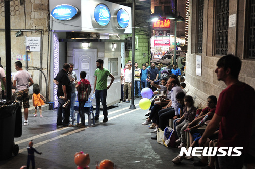 【암만(요르단)=뉴시스】 채정병 기자 = 11일(현지시간) 지난달 27일부터 시작된 라마단(이슬람 금식월)이 중반을 넘어선 가운데 이프타르(금식 후 첫 식사)를 마친 사람들이 암만 시내의 한 디저트 가게 앞에 몰려 있다.&nbsp; 2017.06.12.chae0191@newsis.com