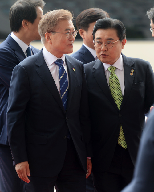 【서울=뉴시스】홍효식 기자 = 문재인 대통령이 12일 오후 서울 여의도 국회에서 취임 후 처음으로 열리는 일자리 추경 예산안 관련 시정연설을 위해 본청으로 들어서며 전병헌 정무수석과 대화를 나누고 있다. 2017.06.12. yesphoto@newsis.com