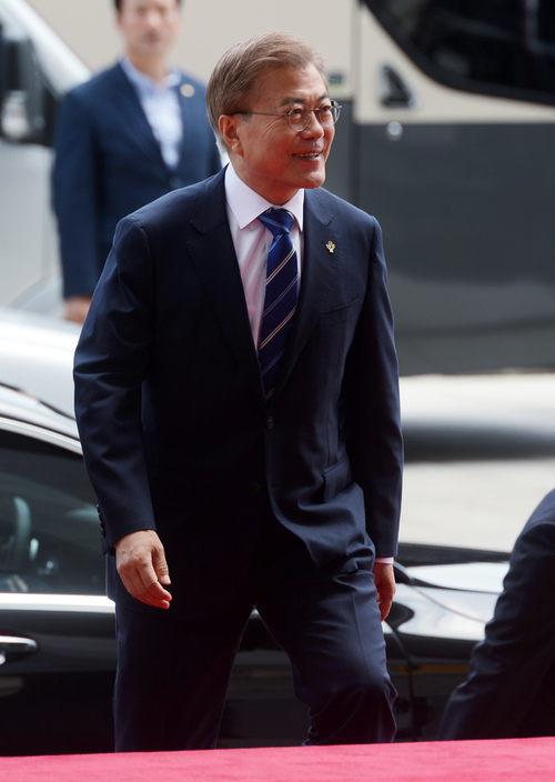 文대통령 "추경, 일자리와 서민생활 안정에 집중"