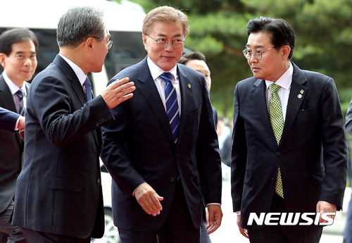 【서울=뉴시스】홍효식 기자 = 문재인(가운데) 대통령이 취임 후 첫 시정연설을 하기 위해 12일 오후 서울 여의도 국회로 들어서며 전병헌(오른쪽) 정무수석, 우윤근 국회 사무총장과 이야기를 나누고 있다. 2017.06.12. photo@newsis.com