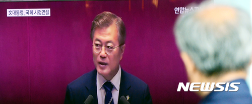 【서울=뉴시스】박주성 기자 = 문재인 대통령이 국회에서 11조 2천억 원 규모의 일자리 추경 예산안 처리와 관런해 첫 시정연설을 하는 12일 오후 서울 용산구 서울역 대합실에서 시민들이 TV로 문재인 대통령의 시정연설을 시청하고 있다. 2017.06.12. park7691@newsis.com