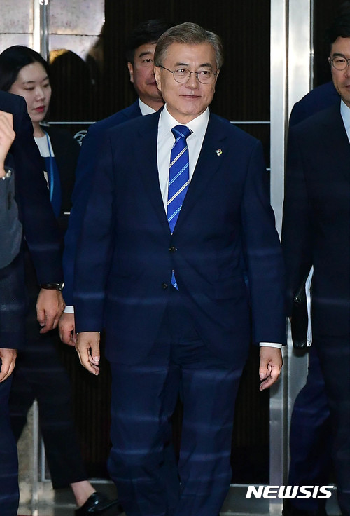 【서울=뉴시스】홍효식 기자 = 문재인 대통령이 취임 후 첫 시정연설을 하기 위해 12일 오후 서울 여의도 국회 본회의장으로 들어서고 있다. 2017.06.12. photo@newsis.com