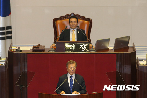 【서울=뉴시스】홍효식 기자 = 문재인 대통령이 12일 국회에서 추경예산안 관련 시정연설을 했다. 문 대통령이 시정연설을 하고있다. 2017.06.12. photo@newsis.com