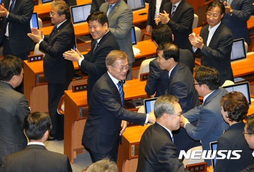 【서울=뉴시스】 홍효식 기자 = 12일 서울 여의도 국회에서 문재인 대통령이 추경예산안 관련 시정연설을 한 뒤 의원들과 악수를 하고 있다. 2017.06.12. photo@newsis.com