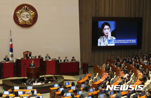 【서울=뉴시스】 홍효식 기자 = 12일 서울 여의도 국회에서 문재인 대통령이 추경예산안 관련 시정연설을 하고 있다. 문 대통령은 시정연설에 파워포인트(PPT) 자료를 활용했다. 2017.06.12. photo@newsis.com