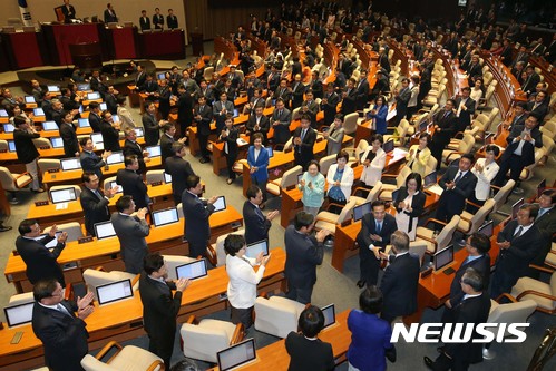 【서울=뉴시스】 홍효식 기자 = 12일 서울 여의도 국회에서 문재인 대통령이 추경예산안 관련 시정연설을 하기 위해 본회의장으로 들어서고 있다. 2017.06.12. photo@newsis.com문재인 대통령이 12일 국회에서 추경예산안 관련 시정연설을 했다. 문 대통령이 더불어민주당 박수를 받으며 본회의장으로 들어서고 있다.