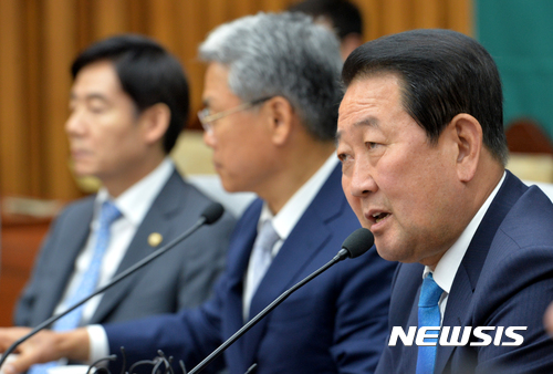 【서울=뉴시스】배훈식 기자 = 12일 오후 서울 여의도 국회 제3회의장에서 열린 국민의당 의원총회에 참석한 박주선 비상대책위원장이 모두발언하고 있다. 박 비대위원장은 문재인 대통령의 시정연설에 대해 한마디로 외화부실이라며 겉은 화려하지만 알맹이가 없다고 평가했다. 2017.06.12. dahora83@newsis.com