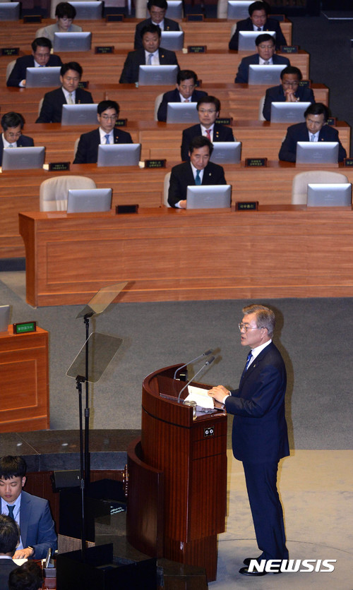 【서울=뉴시스】홍효식 기자 = 문재인 대통령이 12일 오후 서울 여의도 국회에서 일자리 추경 예산안 관련 시정연설을 하고 있다. 2017.06.12. photo@newsis.com