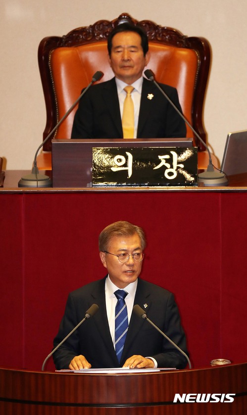 【서울=뉴시스】전진환 기자 = 문재인 대통령이 12일 오후 서울 여의도 국회 본회의장에서 추가경정예산안 관련 시정연설을 하고 있다. 2017.06.12. photo@newsis.com