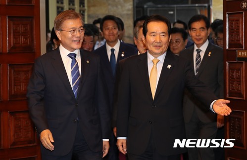 【서울=뉴시스】문재인 대통령이 12일 오후 서울 여의도 국회를 방문해 정세균 국회의장과 여야 대표와 차담회를 위해 의장 접견실로 들어오고 있다. 2017.06.12. photo@newsis.com