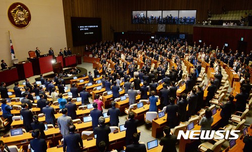 【서울=뉴시스】 홍효식 기자 = 문재인 대통령이 12일 오후 국회 본회의장에서 추경 예산 편성에 협력을 당부하는 내용으로 취임 후 첫 시정연설을 하기위해 들어가며 의원들과 악수하고 있다. 2017.06.12. photo@newsis.com