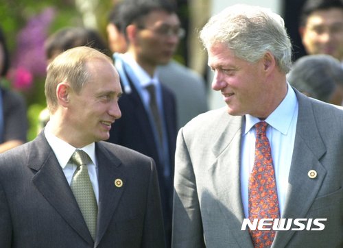 [AP/뉴시스] 2000년 7월 자료사진으로, 갓 취임한 블라디미르 푸틴 러시아 대통령이 반년 뒤 퇴임하는 빌 클린턴 미국 대통령과 일본 오키나와 G8 정상회의에서 가볍게 이야기를 주고 받고 있다. (사진=뉴시스DB)