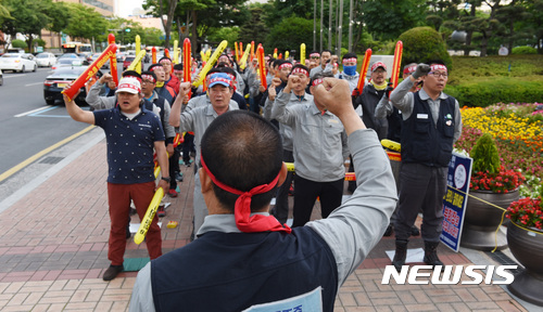 【울산=뉴시스】배병수 기자 = 12일 오후 금속노조 현대중공업 지부가 울산시청 정문앞에서 집회를 열고 울산시에 노사갈등 해소를 위한 중재 역할에 나서줄 것을 촉구하고 있다. 2017.06.12.&nbsp; bbs@newsis.com