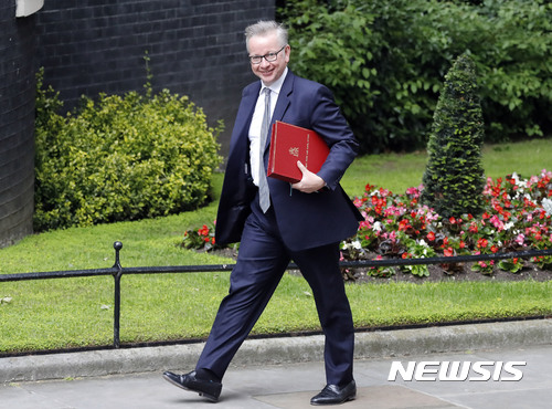 【런던=AP/뉴시스】테리사 메이 총리가 당내 반발 및 반란을 차단하기 위해 총선 후 실시한 소규모 개각에서 환경장관으로 입각한 마이클 고브 의원이 12일 첫 각료회의를 위해 총리 관저로 가고 있다. . 2017. 6. 12.