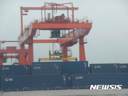 【충칭=뉴시스】중국 충칭시에서 신장 등을 거쳐 독일까지 가는 위신어우 철도의 출발점인 퇀제춘에서 9일 오전 열차에 옮겨 실을 화물이 야적장에 놓여 있다. 