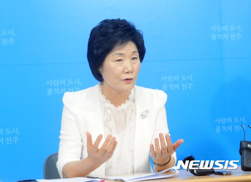 【전주=뉴시스】강인 기자 = 13일 박선이 전북 전주시덕진구청장이 부영에 대해 과도한 임대료 인상 책임을 물어 경찰에 고발하겠다고 말하고 있다. 2017.06.13. kir1231@newsis.com