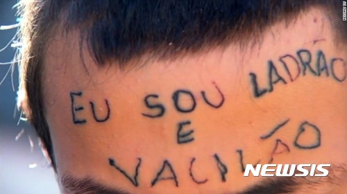 【서울=뉴시스】브라질에서 오토바이를 훔치려다 붙잡힌 17살 소년의 이마에 "나는 도둑이고 루저입니다"라는 글귀를 강제로 문신으로 새기는 사건이 발생했다. 이러한 문신을 새기게 한 오토바이 주인과 문신사는 고문 혐의로 경찰에 체포됐다. <사진 출처 : 미 CNN> 2017.6.13