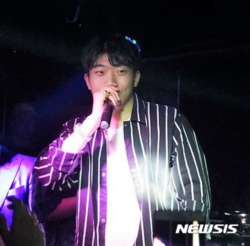 【대구=뉴시스】민경석 기자 = 과거 노래가사를 통해 대구 지하철 참사를 비하해 논란이 되고 있는 힙합가수 창모(구창모·23)가 사과문을 발표했지만 대구 시민들의 공분이 오히려 확산되고 있다. 사진은 창모가 공연중인 모습이다. 2017.06.13. (사진=창모 인스타그램 캡쳐)﻿0803mks<a href="mailto:0803mks@newsis.com">@newsis.com</a>﻿