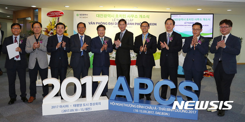 【대전=뉴시스】조명휘 기자 = 13일 베트남 호치민시에서 권선택 대전시장 등이 참석한 가운데 '대전시 호치민통상사무소' 개소식이 열리고 있다. 2017.06.13. (사진= 대전시 제공) photo@newsis.com