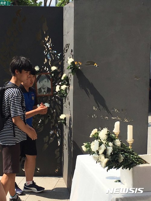 【서울=뉴시스】신효순·심미선양 추모 시민분향소 찾은 학생들.