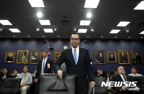 【워싱턴=AP/뉴시스】스티븐 므누신 미 재무장관이 12일(현지시간) 하원 세출소위 증언을 위해 청문회장에 도착하고 있다. 2017.6.13