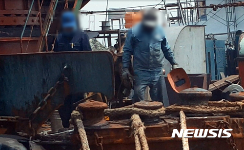 【부산=뉴시스】 하경민 기자 = 부산경찰청 해양범죄수사대는 13일 용접 관련 국가기술자격증을 대여하거나 무단 도용해 관계기관에 허위로 신고하고, 자격증이 없는 일용직 노동자를 고용해 부산항 북항 등지서 선박수리 작업을 한 업체 23곳을 적발, 선박수리업체 대표 A(56)씨 등 30명을 국가기술자격법 위반 등의 혐의로 불구속 입건했다고 밝혔다.사진은 부산의 한 선박수리업체에서 용접작업 중인 인부들의 모습. 2017.06.13. (사진=부산경찰청 제공)yulnetphoto@newsis.com