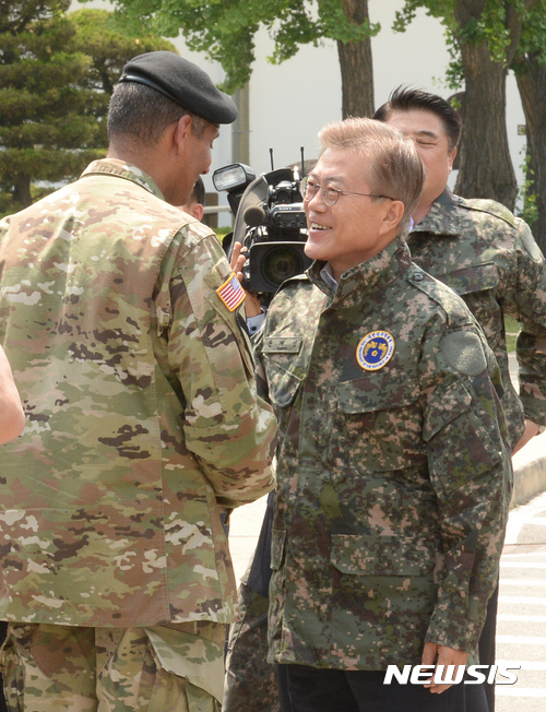【서울=뉴시스】 한미연합사령부를 방문한 문재인 대통령. (뉴시스DB)