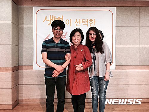 【거창=뉴시스】 김성찬 기자 = 경남 거창군 거창읍 샛별중학교 학생들이 지난달 진행한 대선 모의투표에서 1위를 기록한 심상정 정의당 상임대표가 당선증을 받기 위해 13일 샛별중을 방문해 교사들과 기념사진을 찍고 있다. 2017.06.13. (사진=샛별중학교 제공) photo@newsis.com