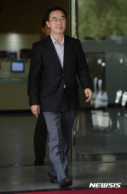 【서울=뉴시스】최동준 기자 = 통일부 장관 후보자 조명균 전 청와대 통일외교안보정책비서관이 13일 서울 종로구 남북회담본부에서 취재진에 소감을 말하기 위해 걸어나오고 있다. 2017.06.13. photocdj@newsis.com