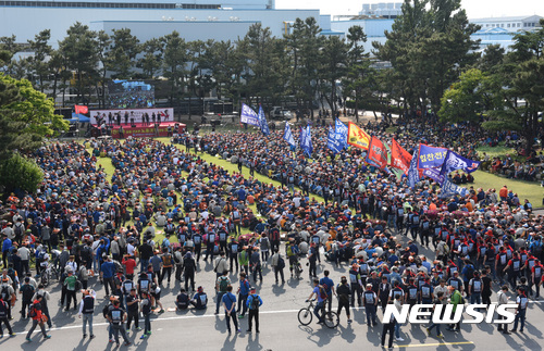 【울산=뉴시스】배병수 기자 = 지난 6월 13일 금속노조 현대자동차지부가 현대차 울산공장 광장에서 조합원 출정식을 열고 올해 단체교섭에서 승리할 것을 결의하고 있다. 2017.06.13.&nbsp; bbs@newsis.com