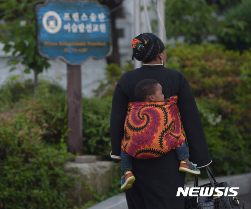 【서울=뉴시스】조수정 기자 = 이슬람 서울중앙성원에서 아이를 업고 여성 식사장소로 향하는 무슬림. chocrystal@newsis.com