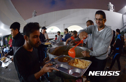 【서울=뉴시스】조수정 기자 = 이슬람 서울중앙성원에서 이프타르를 위해 줄을 서 배식받는 무슬림. chocrystal@newsis.com
