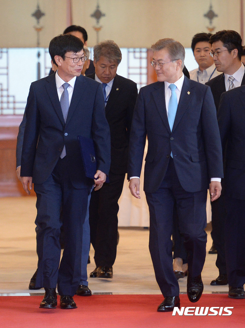 【서울=뉴시스】전진환 기자 = 문재인 대통령이 13일 오후 청와대 충무실에서 김상조 신임 공정거래위원장에게 임명장을 수여 후 환담장으로 이동하고 있다. 2017.06.13. amin2@newsis.com