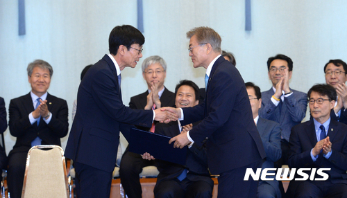 【서울=뉴시스】전진환 기자 = 문재인 대통령이 13일 오후 청와대 충무실에서 김상조 신임 공정거래위원장에게 임명장을 수여하고 있다. 2017.06.13. amin2@newsis.com