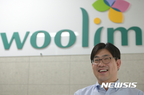 【성남=뉴시스】조수정 기자 = 표연수 우림건설산업 대표가 12일 경기도 성남시 분당구 판교로 집무실에서 뉴시스와 인터뷰 하고 있다. chocrystal@newsis.com