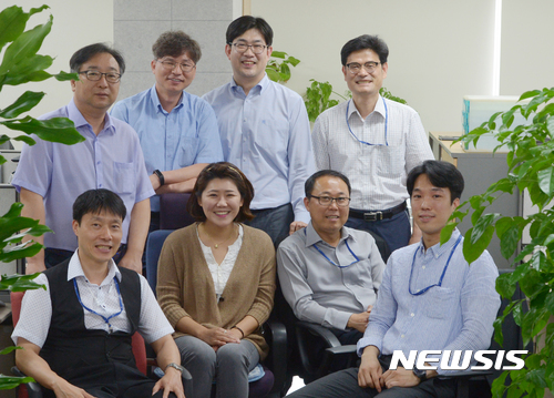 【성남=뉴시스】조수정 기자 = 표연수(뒷줄 왼쪽 세번째) 우림건설산업 대표와 우림건설 임직원들이 12일 경기도 성남시 분당구 판교로 사무실에서 뉴시스와 인터뷰하고 있다. chocrystal@newsis.com