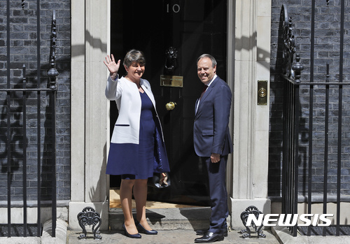 【런던=AP/뉴시스】영국 북아일랜드 정당 민주연합당(DUP)의 알린 포스터 대표(왼쪽)가 13일(현지시간) 테리사 메이 총리와 회동하기 위해 런던 총리관저를 방문했다. 2017.6.14.