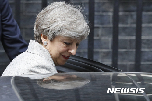 【런던=AP/뉴시스】테리사 메이 영국 총리가 13일(현지시간) 런던 총리관저에서 알린 포스터 민주연합당(DUP) 대표와 회동한 뒤 이동을 위해 차량에 탑승하고 있다. 2017.6.14. 