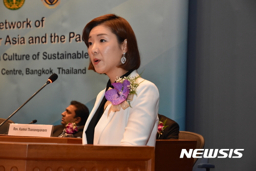 【서울=뉴시스】지난 12일(현지시간) 태국 방콕의 유엔 아·태 경제사회위원회 본부에서 열린 ‘아·태 세계평화청년학생연합 창설대회 및 학술 콘퍼런스’에서 문선진 세계평화통일가정연합 세계회장이 기조연설을 하고 있다. (사진=세계평화통일가정연합 제공)