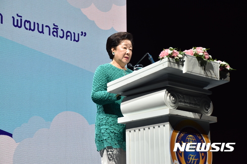 【서울=뉴시스】한학자 총재가 지난 13일(현지시간) 태국 방콕의 임팩트 아레나에서 거행된 ‘아·태 세계평화청년학생연합 창설대회’에서 창설자 말씀을 하고 있다. (사진=세계평화통일가정연합 제공)