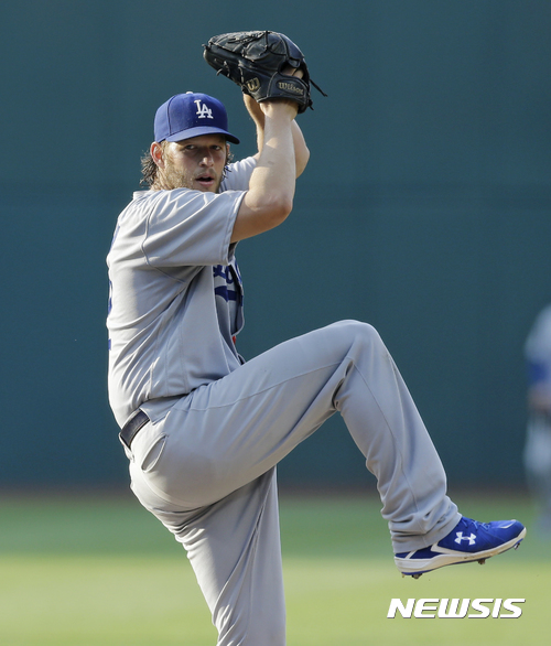 【클리블랜드=AP/뉴시스】 LA다저스의 클레이튼 커쇼가 13일(현지시간) 열린 클리블랜드 인디언스와의 원정경기에 선발로 나서 투구를 펼치고 있다. 이날 커쇼는 7이닝 2실점으로 승리를 거둬 내셔널리그 9승 고지에 선착했다.